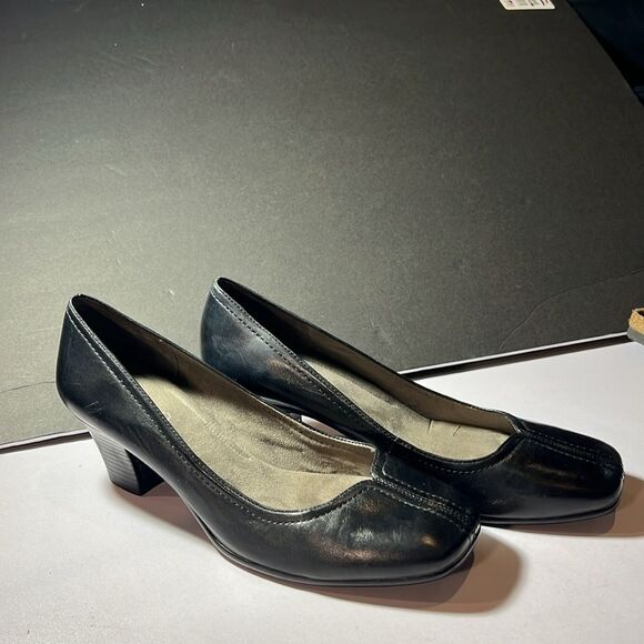 Michelle D Black Pumps 9 1/2 Excellent condition. SH114 - Picture 2 of 6
